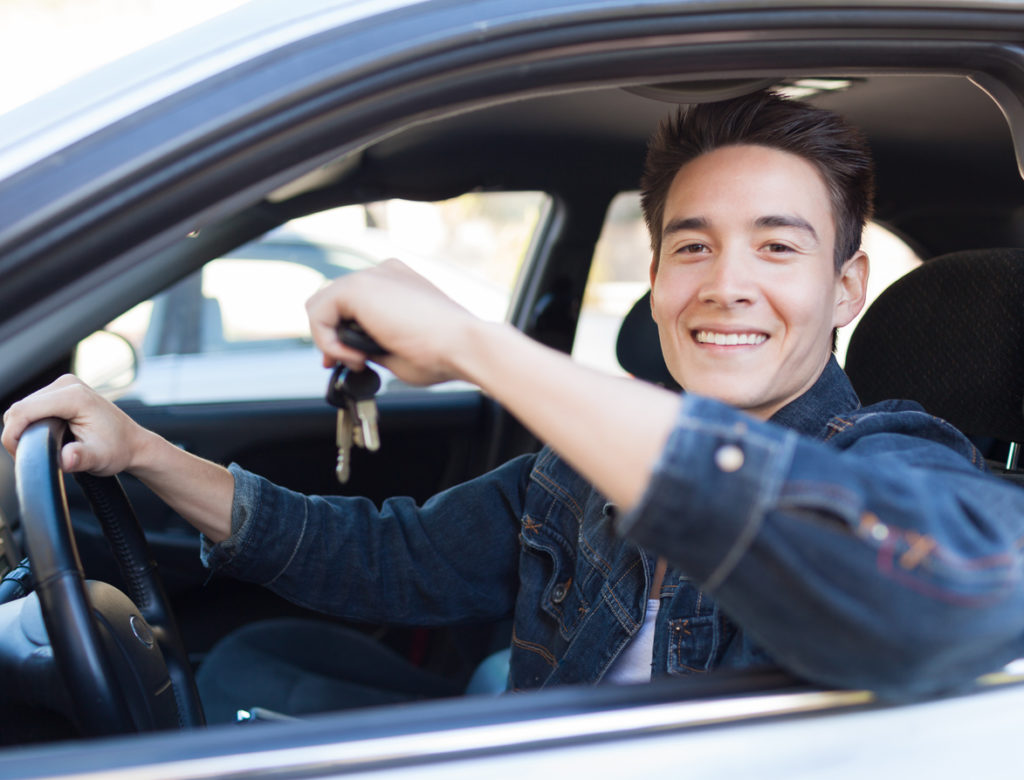 Avis aux jeunes conducteurs : Trois conseils pour accroître votre assurance au volant